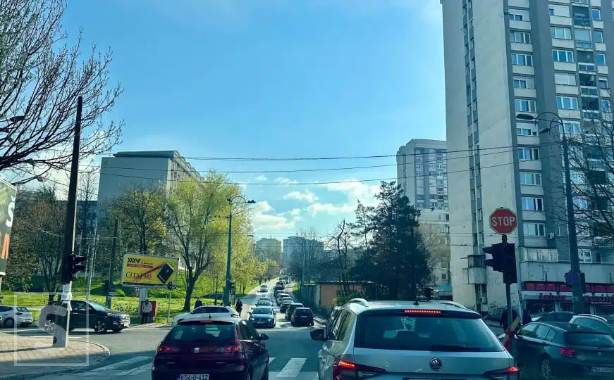 Kvar na semaforu izazvao gužve: Otežan prilaz Urgentnom centru KCUS-a