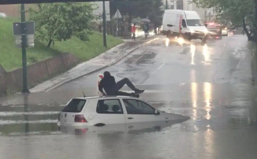 Poznata 'klopka' u Buća Potoku opet pod vodom: Vozač ostao