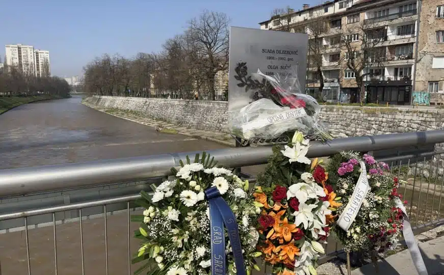 Suada i Olga su prve žrtve opsade Sarajeva: Polaganjem cvijeća