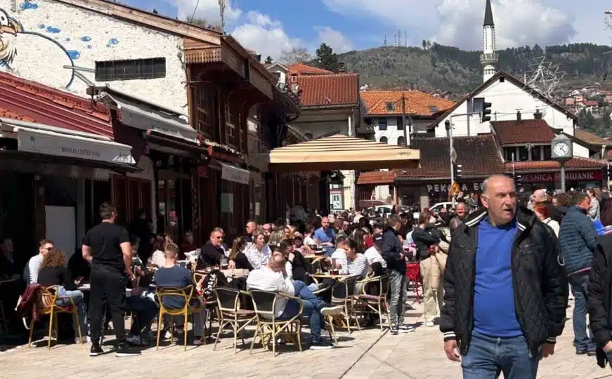 Sunce izmamilo Sarajlije: Bašte popunjene do zadnjeg mjesta, pogledajte atmosferu