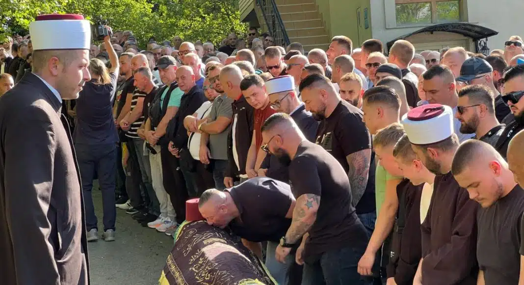 Foto/ Stotine ljudi prisustvovalo dženazi Benjaminu Spahoviću