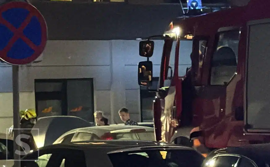Gorio automobil na Otoci: Brzom intervencijom građana ugašen požar