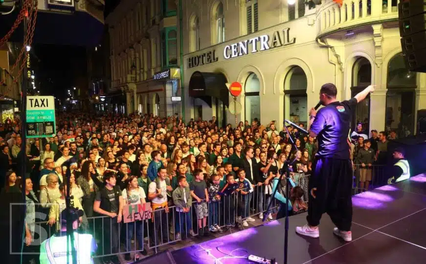 Helem Nejse pred sarajevskom publikom: Pogledajte dio atmosfere sa večerašnjeg