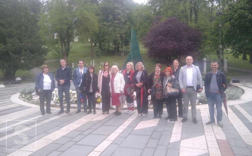 Povodom Svjetskog dana Crvenog križa: Položeno cvijeće na spomenik ubijenoj