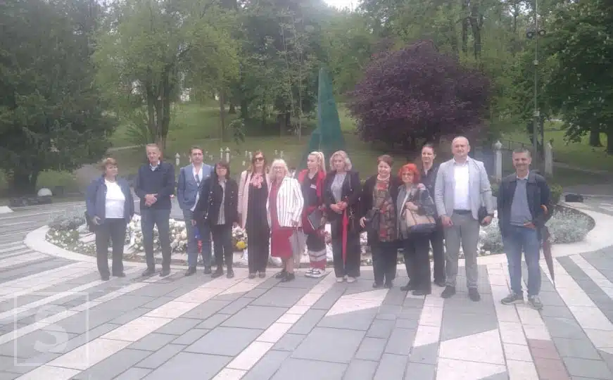 Povodom Svjetskog dana Crvenog križa: Položeno cvijeće na spomenik ubijenoj