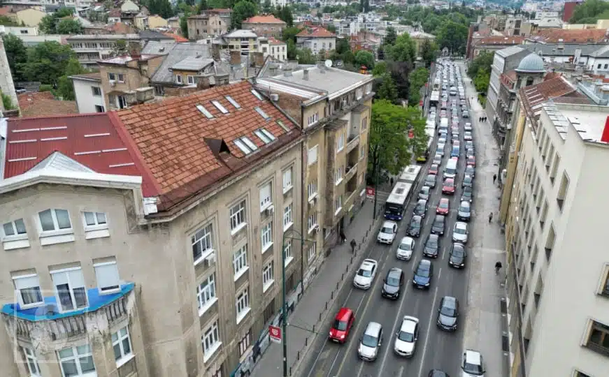 Snimci dronom otkrivaju razmjere gužve u Sarajevu: Grad blokiran