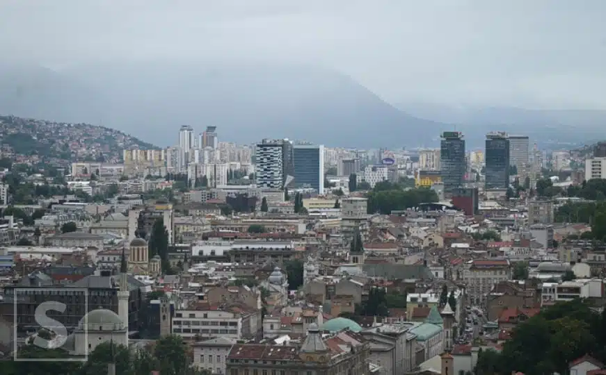 Siva paleta Sarajeva: Melanholični pogled s Žute tabije kroz objektiv