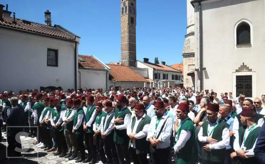 U haremu Gazi Husrev-begove džamije: Klanjana dženaza šejhu Halilu Brzini
