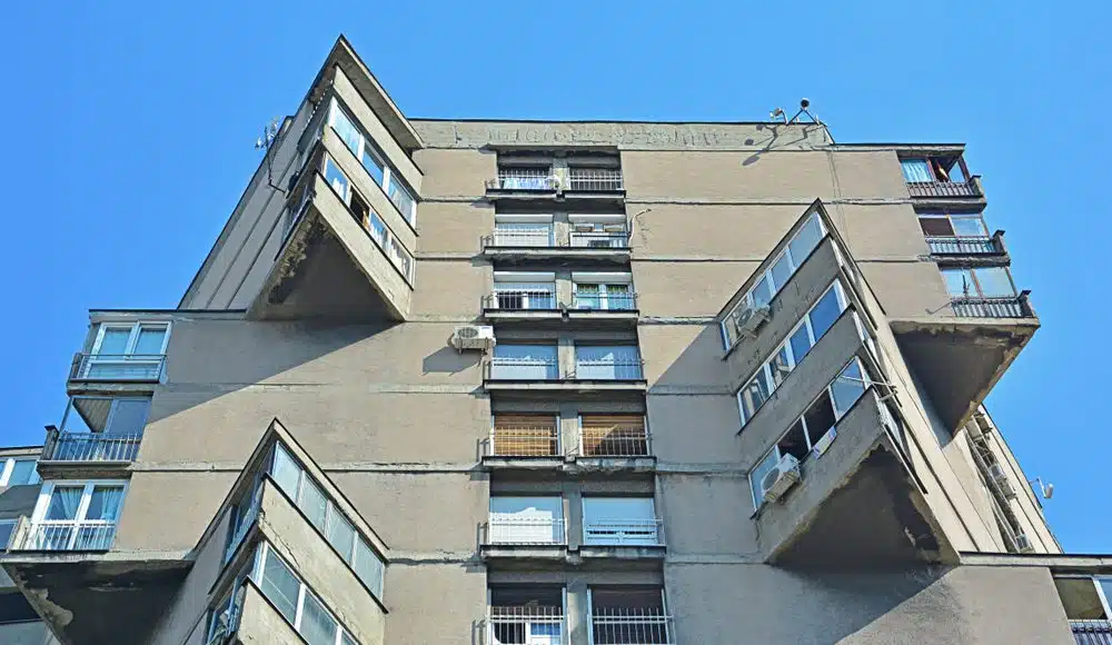 Betonska čokolada s Karaburmom: Priča o jednoj od najneobičnijih zgrada