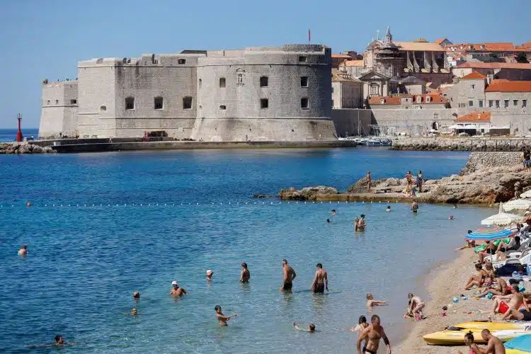 Dubrovnik uvodi promjene: Žestoke kazne za turiste koji sjede na