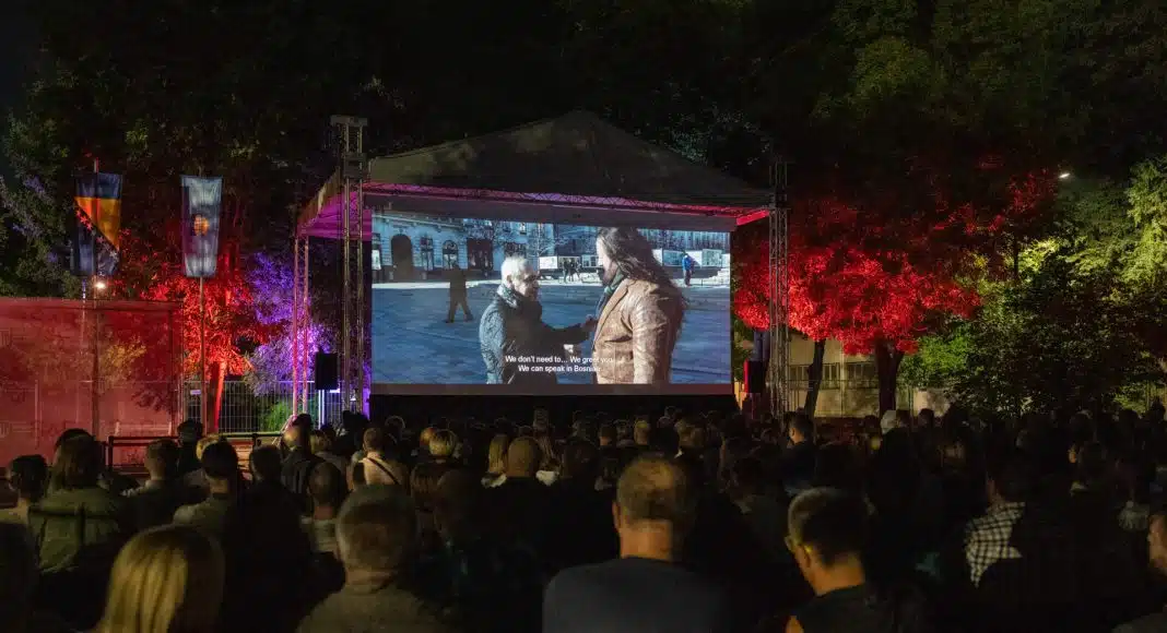 Film-Bosanski-vitez-odusevio-mnogobrojnu-publiku-u-ljetnom-kinu-Centar.jpg