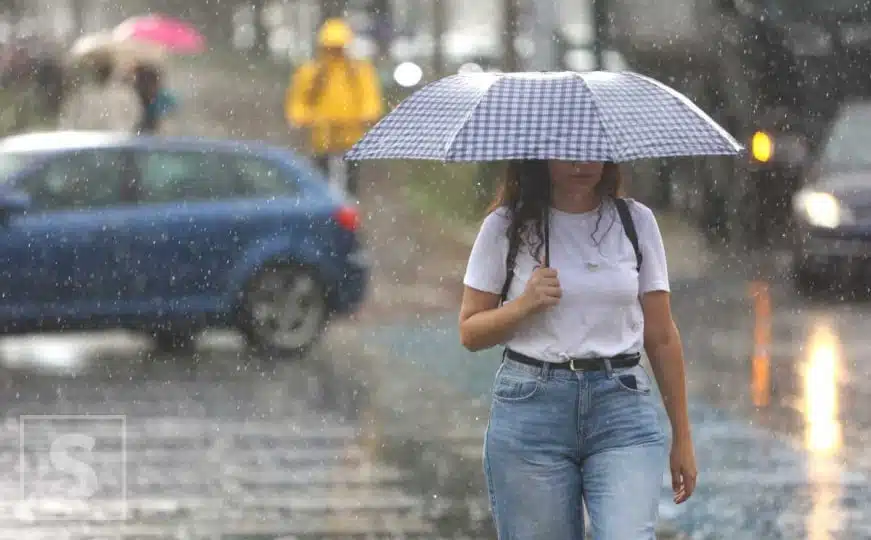 Ljetni pljusak osvježio Sarajlije: Mnogi i bez kišobrana uživali na