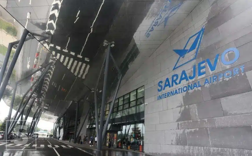 Loše vrijeme poremetilo aviosaobraćaj u Sarajevu: Letovi kasnili po nekoliko