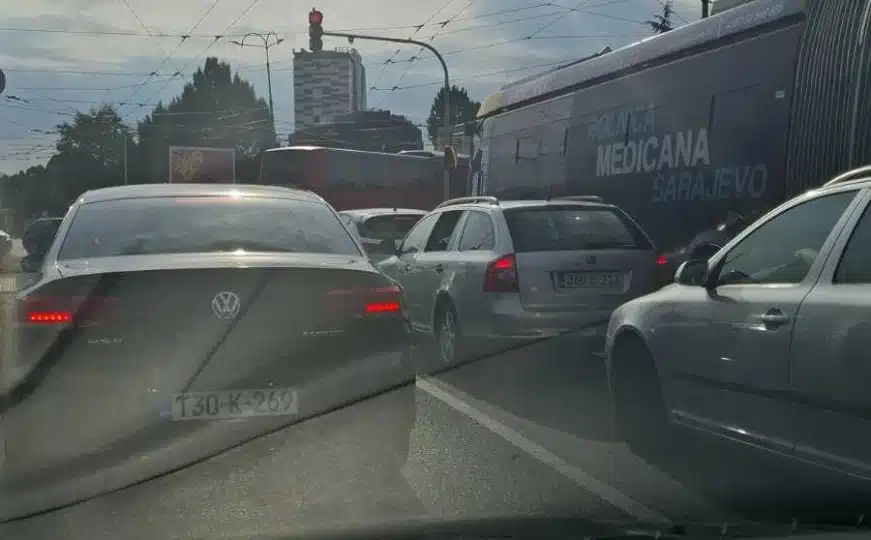 Stvorile se gužve: Zbog kvara autobusa na Skenderiji, trolejbusi ne