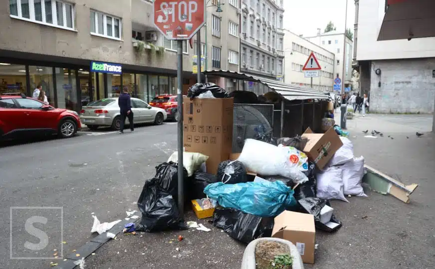 Sramotan prizor u centru Sarajeva: Otpad razbacan pored kontejnera, širi