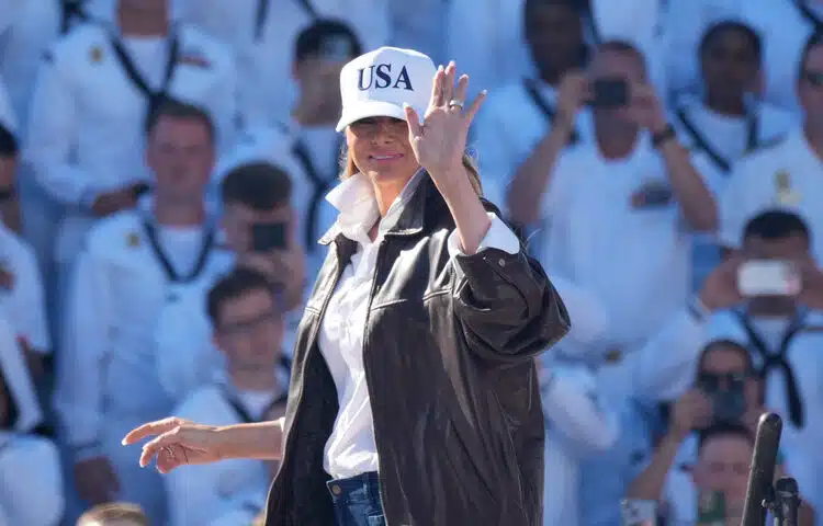 Nova Melania? Prva dama u stilu “Top Guna” zbunila i
