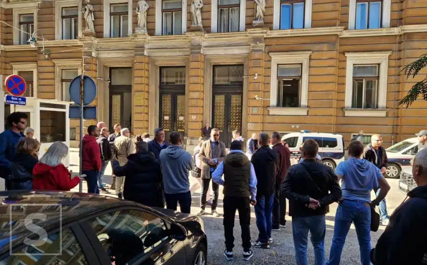 Faćine pristalice se okupile ispred Suda: