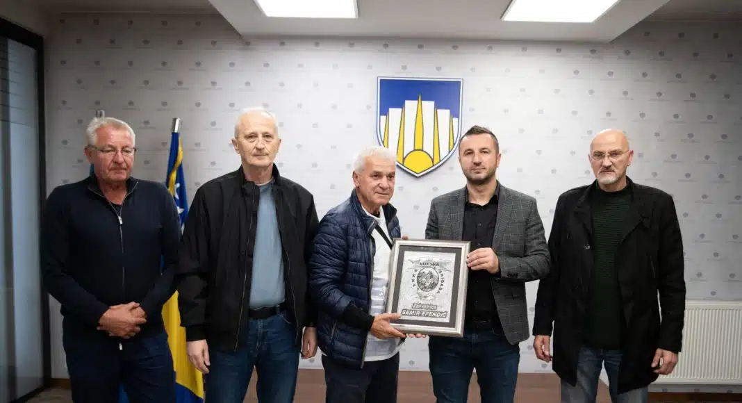 Nacelniku-Efendicu-urucena-zahvalnica-za-podrsku-radu-Udruzenja-„182-viteska.jpg