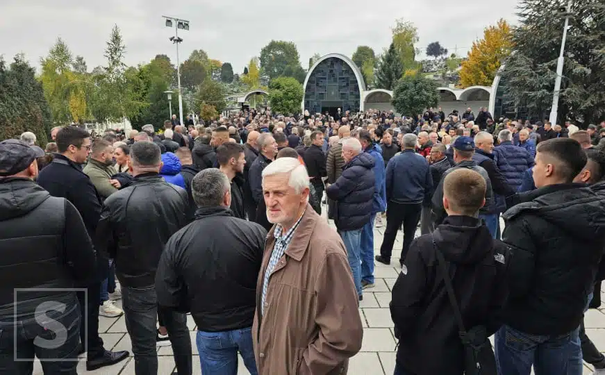Posljednji oproštaj od legende: Gužva na Barama, iščekuje se dolazak