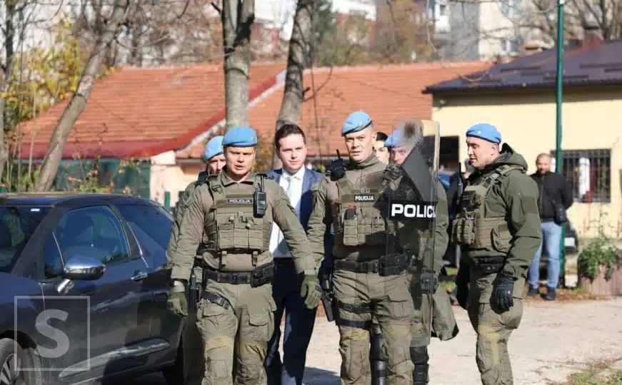 Jake policijske snage čuvaju Nihada Uka: Demonstranti ga prate i