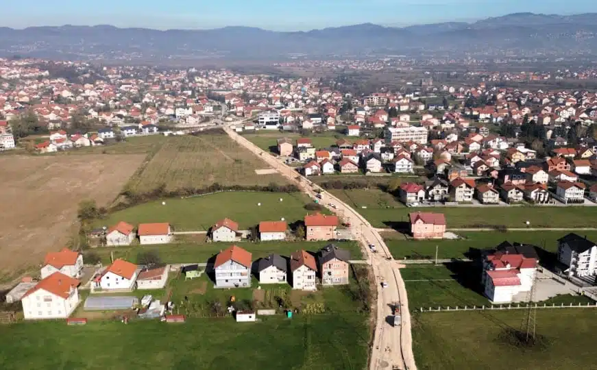 Objavljene fotografije: Počinje postavljanje prvog sloja asfalta na važnim cestama