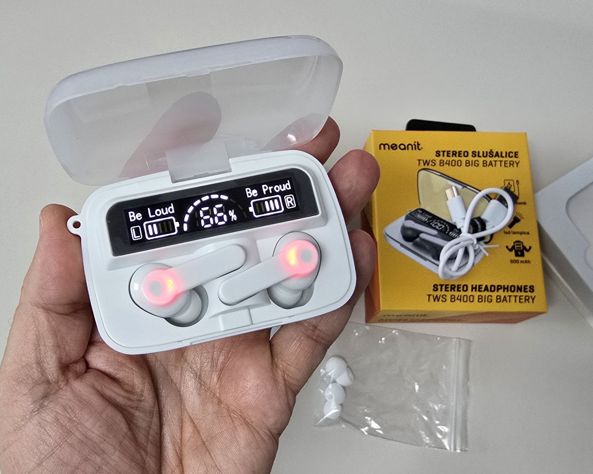 U jednom kućištu su bežične slušalice, powerbank i LED lampa meanit TWS B400 Big Battery 4