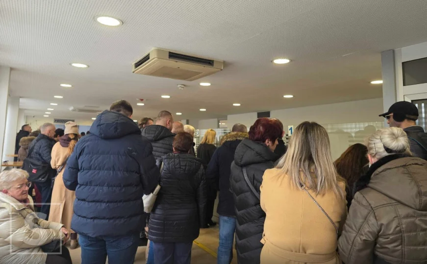 Gužve na šalterima ZZO KS: Građani dolaze po nove elektronske