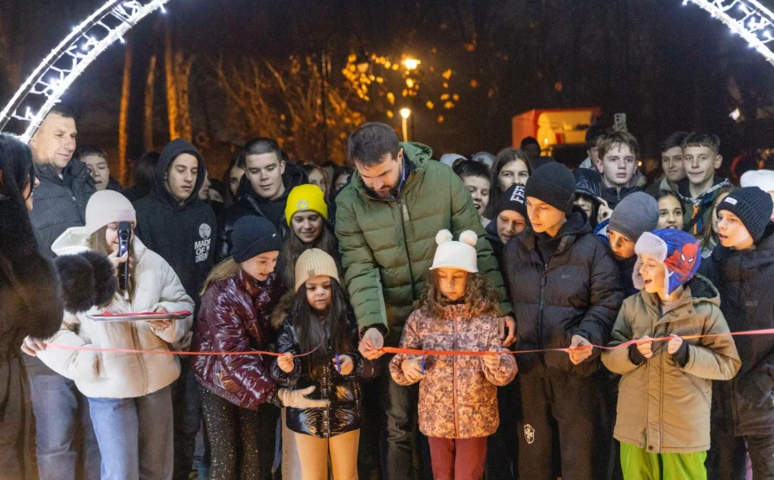 Zima na Ilidži otvorena: Klizalište, svjetlosna čarolija i Vučko čekaju