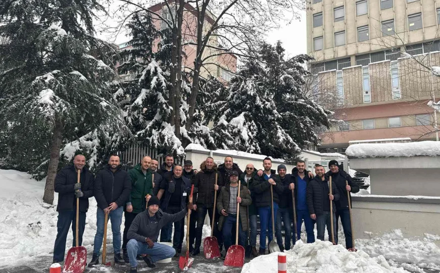 Doktori i medicinari Opće bolnice čistili snijeg: