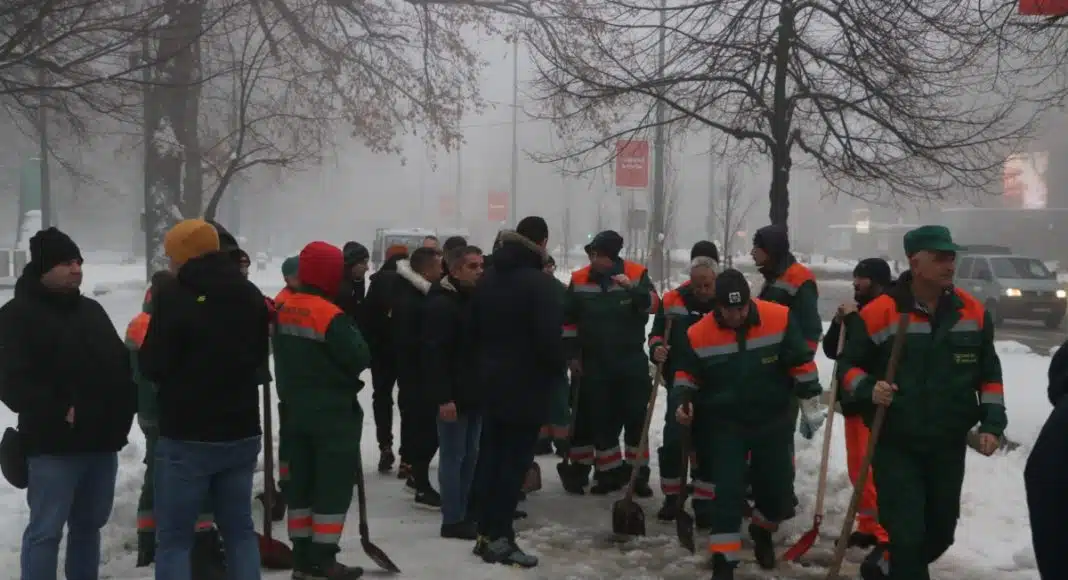 Foto/ Ministaru uputio izvinjenje građanima, službe koordinisano čiste trotoare u