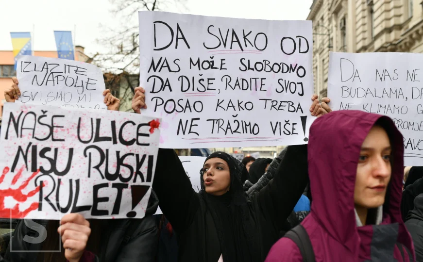 Mladi stigli ispred Vlade KS: Uputili oštru poruku Naidi Hoti-Muminović