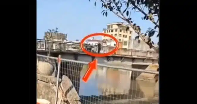 Šokantan snimak: Otac se posvađao sa ženom, u nastupu bijesa