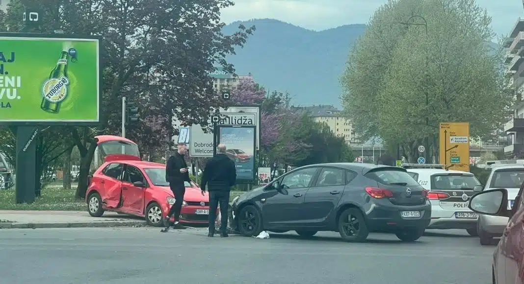 Automobil završio na trotoaru nakon nesreće u Nedžarićima