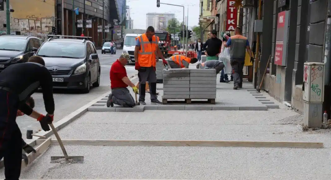 Konačno počelo popločavanje pješačkog pojasa u ulici Hiseta