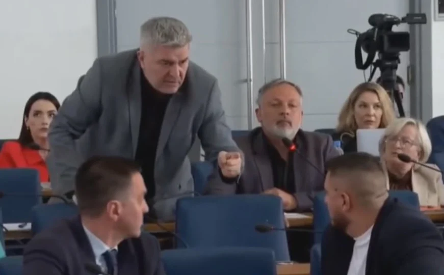 Lemezan Šaljiću: “Šta je smiješno?”. Šaljić: “Kako se okrećeš prema