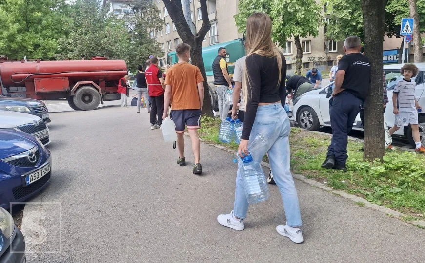 Tužni prizori iz Sarajeva: Građani s kanisterima čekaju vodu nakon