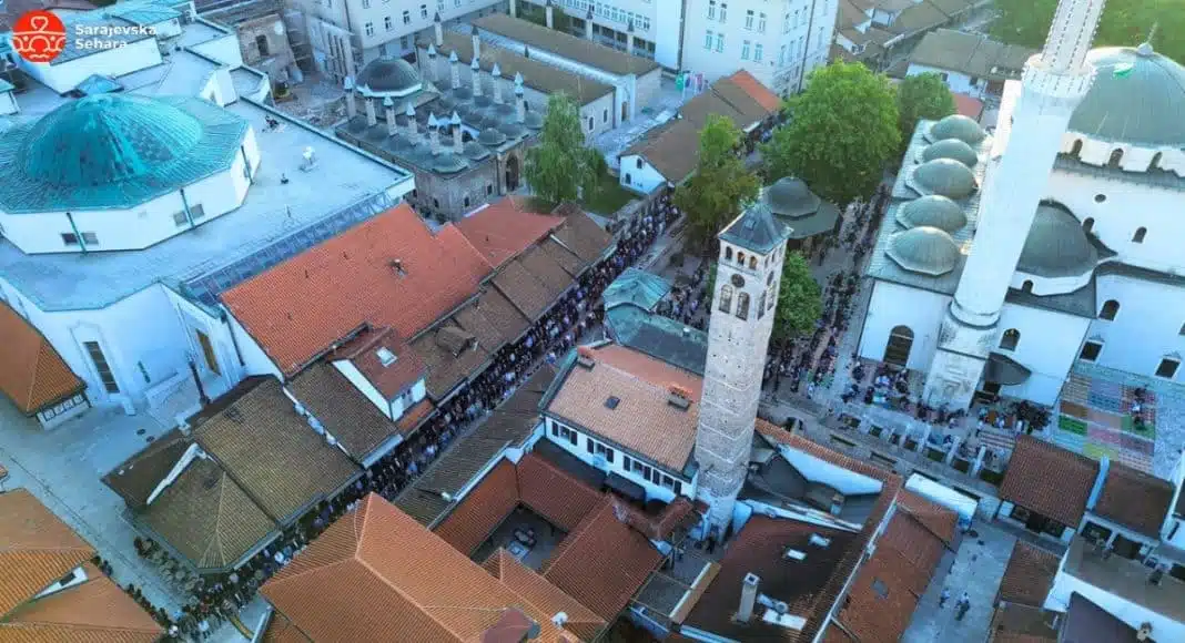 Video/ Veličanstveni prizori iz Sarajeva: Bajram-namaz u srcu Baščaršije zabilježen