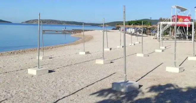 Popularna plaža na Jadranu zapuštena pred početak ljetne sezone: Grafiti,