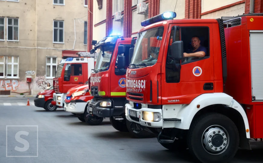 Tri objekta izgorjela u toku noći u centru Sarajeva: Vatrogasci