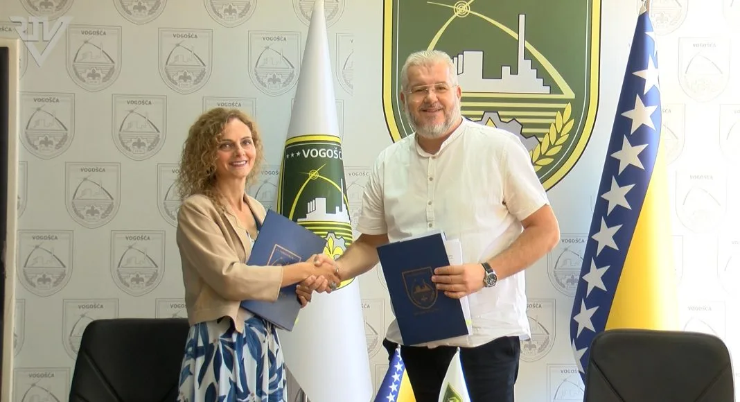 1790074623_POTPISAN-UGOVOR-VRIJEDAN-SKORO-DVA-MILIONA-KM-ZA-REKONSTRUKCIJU-ULICE.jpg
